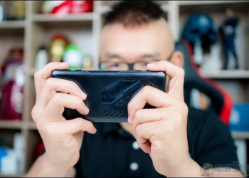 Black Shark 黑鯊 4 電競手機，超速充電、不翻車處理器，最低不到12000元