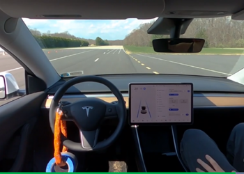 消費者報告發現特斯拉自動輔助駕駛可輕易騙過，人沒在駕駛座上也能啟用 - 電腦王阿達