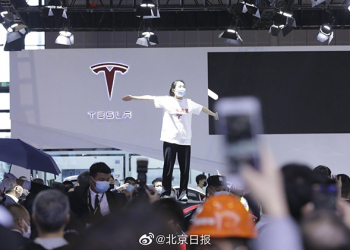 特斯拉「維權女」引發各方一陣撻伐圍剿車廠，中國評論：終成一場鬧劇