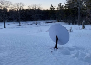 國外用戶分享 Starlink 即便被雪覆蓋也穩定運行，下載速度最高超過 300Mbps - 電腦王阿達