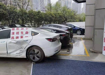 特斯拉「維權女」引發各方一陣撻伐圍剿車廠，中國評論：終成一場鬧劇