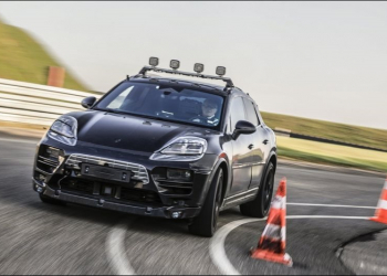 除了純電跑車，Porsche 電動 SUV 也在路上？！保時捷純電 Macan 原型車上場測試 - 電腦王阿達
