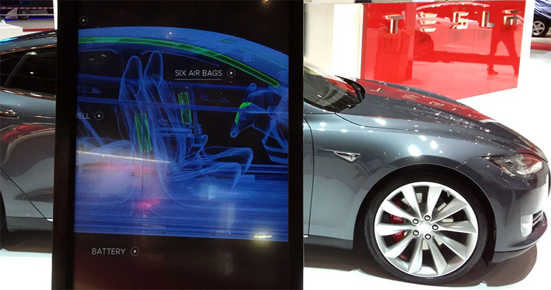 Tesla 爆能被空拍機無線破解的中控解鎖漏洞