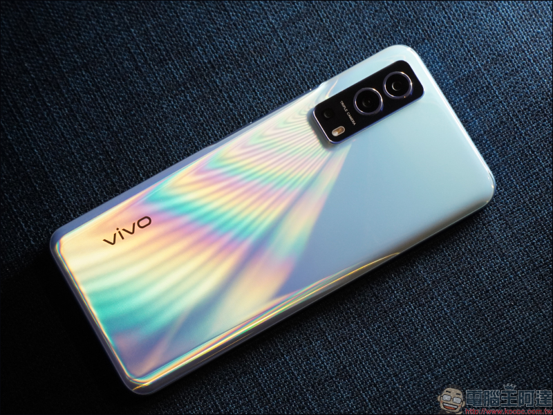vivo Y52 5G 開箱動手玩｜4800 萬像素相機、5G 雙卡雙待、5000mAh 大電量超持久續航的生活影像玩家 - 電腦王阿達