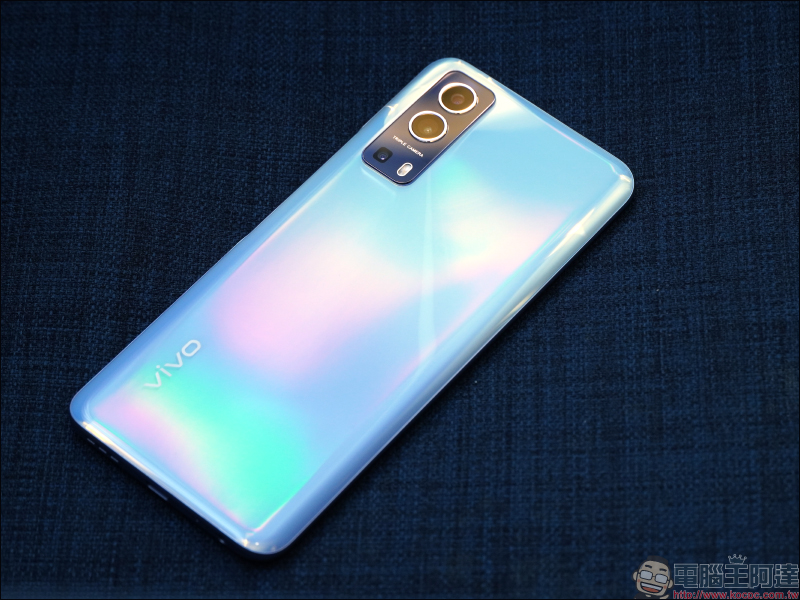 vivo Y52 5G 開箱動手玩｜4800 萬像素相機、5G 雙卡雙待、5000mAh 大電量超持久續航的生活影像玩家 - 電腦王阿達