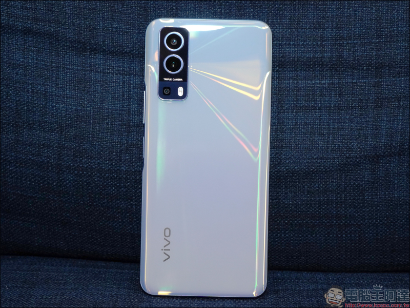 vivo Y52 5G 開箱動手玩｜4800 萬像素相機、5G 雙卡雙待、5000mAh 大電量超持久續航的生活影像玩家 - 電腦王阿達