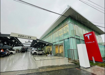 特斯拉新莊服務中心慶祝試營運，推薦購車可獲 FSD 三個月與免費旅充好康 - 電腦王阿達