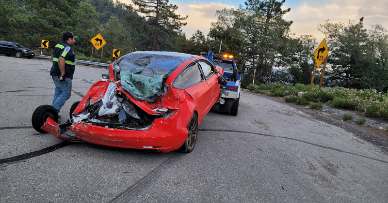 特斯拉 Model 3 墜落約 30 公尺山谷，車上全員4人僅受到輕傷