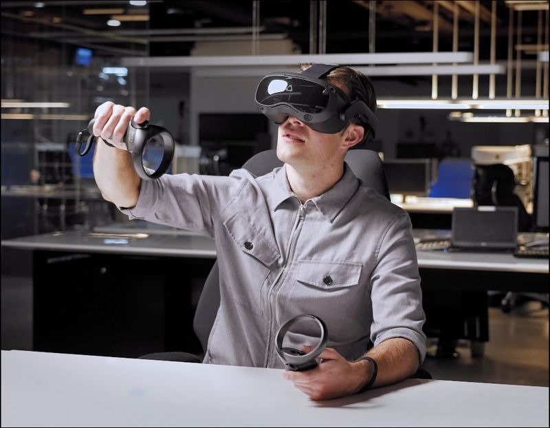HTC新聞資料-VIVE Focus 3 輕鬆便利於工作空間中使用