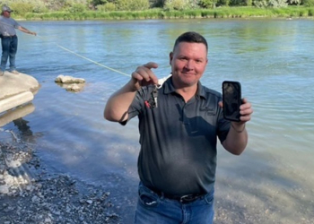 國外男子玩輕艇遺失 iPhone，三天後從河中找到時，鬧鐘還正響著 - 電腦王阿達