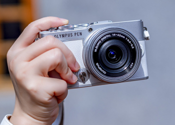 Olympus PEN E-P7 在台推出，這復古夠對味！