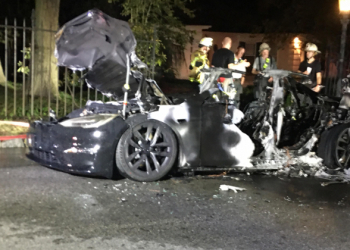 特斯拉 Model S Plaid 因不明原因爆炸起火，近全新的新車燒成焦黑