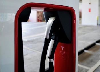 Tesla 剛被砍的超充團隊，現在又被逐一聘回 - 電腦王阿達