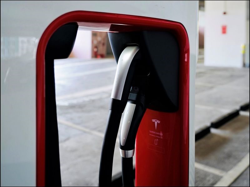 美國傳統／新創車廠大聯盟！Rivian 加入 Tesla 開放的 NACS 充電標準，現代汽車也釋出加入意願 - 電腦王阿達
