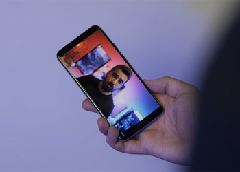 懂得「看臉」自動旋轉螢幕的 Android 12 新功能，在測試版中登場囉！