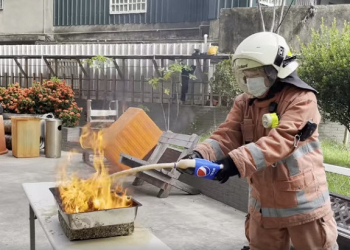 夏日啤酒可樂消暑還能做啥？ 消防員實測啤酒可樂能否滅火