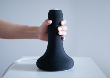 英國藝術家 MONSBY 推出一款名為「LOVE IN LIGHT」的桌燈，開燈方式超級母湯