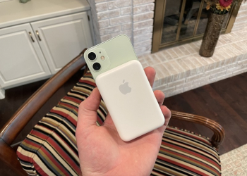 使用 MagSafe 外接式電池時如果沒握好，很可能推一下 iPhone 就飛出去 - 電腦王阿達