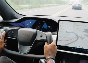 MKBHD：新款 Tesla Model S PLAID 的 Yoke 方向盤有許多改善空間 - 電腦王阿達