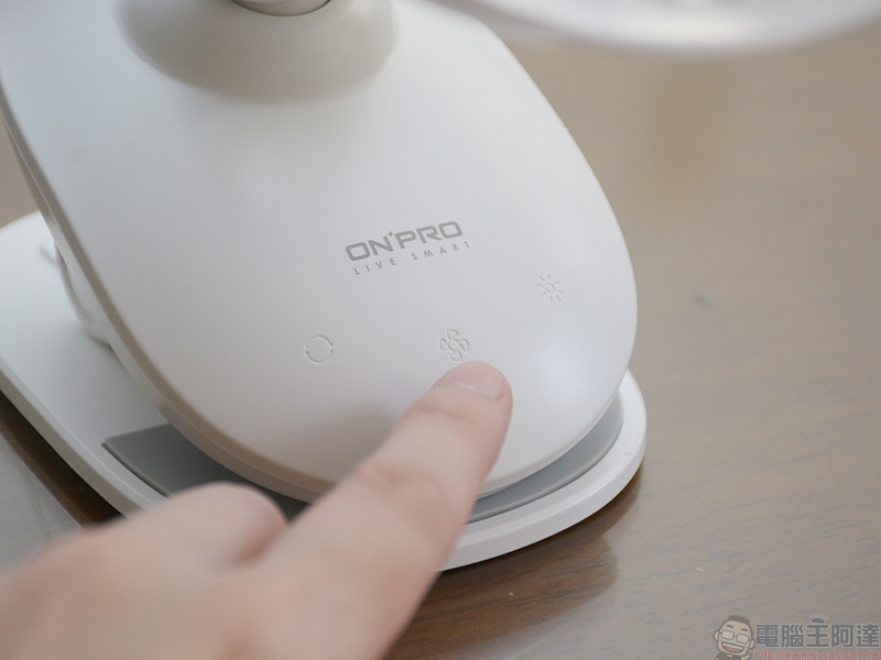 ONPRO UF-IFAN Pro 二代 USB-C 充電式無線小夜燈夾扇開箱，走到哪涼快跟到哪 - 電腦王阿達