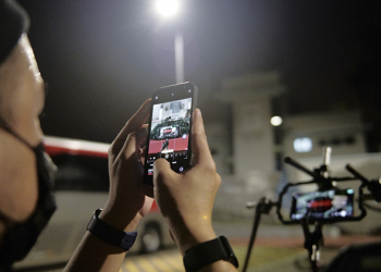 關於 iPhone 拍攝的耀光問題，蘋果似乎正在用「很 Apple 的方法」解決