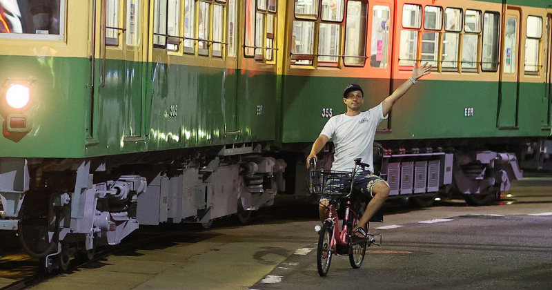 日本電車老外爆紅， Taco 餐廳老闆騎車揮手與江之島電車同框出現惹怒鐵道迷，大量迷因在網路瘋傳