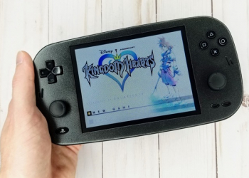 國外 YouTuber 把 PS2 改造成掌上型遊戲機，充飽電可玩 2 個半小時 - 電腦王阿達