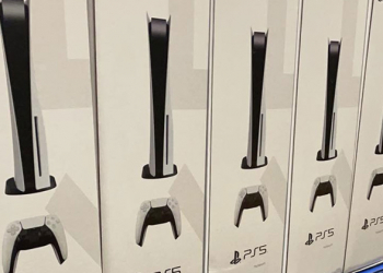 PS5 小改款新機無預警現身澳洲實體門市！機身重量更輕、底座改為手擰螺絲安裝