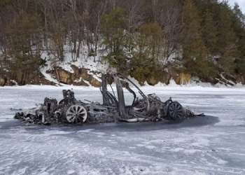2 年前冰湖上出現一輛完全燒毀的 Tesla Model X 迷團 ，原來是一起詐欺故事 - 電腦王阿達