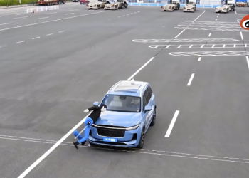 媒體實測新款理想汽車的 AEB 煞車輔助系統，結果對假人「很不理想」（抖）