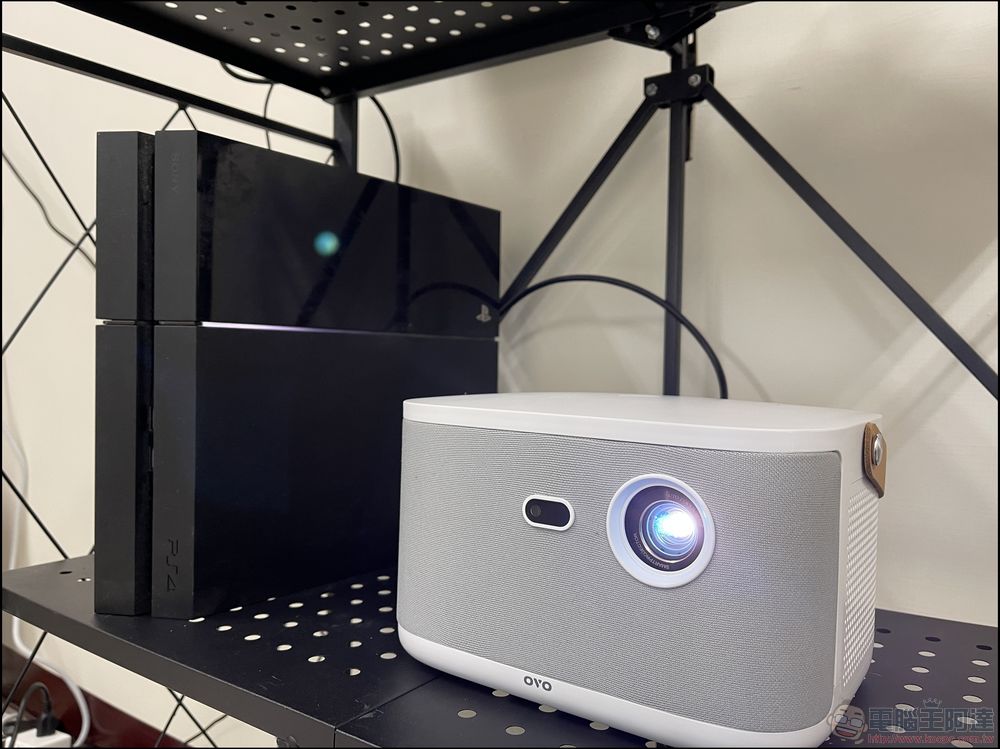 無框電視 OVO K2 智慧投影機新規版：搭載合法第四台、豐富影音內容，家用辦公都好用 - 電腦王阿達