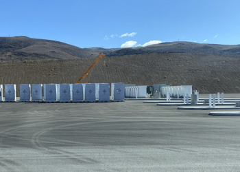 野生的 Tesla Semi 電動卡車 Megacharger「充電車道」首度亮相