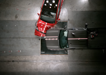 Tesla 撞擊實驗室公開最新安全技術影片，未來將再提升特斯拉車輛的安全性 - 電腦王阿達