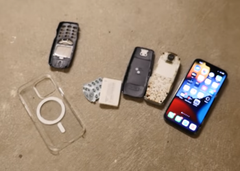 iPhone 13 Pro vs NOKIA 3310 終極摔落測試，iPhone 13 Pro 成功擊敗這支經典神機 - 電腦王阿達