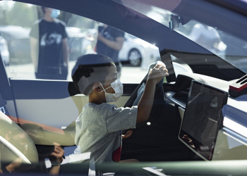 特斯拉最新款 Model X 開始交車，車主以影片炫耀全新內裝樣貌