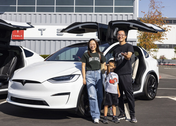 特斯拉最新款 Model X 開始交車，車主以影片炫耀全新內裝樣貌