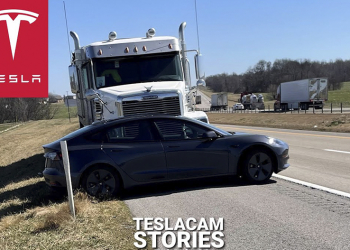 自動駕駛中的 Tesla Model 3 被卡車「奇襲」撞擊推動了約半英里…