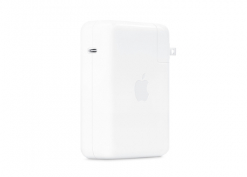 Apple 為全新 16 吋 MacBook Pro 標配的 140W USB-C 充電器是品牌首款 GaN 充電器，支援 PD 3.1 快充