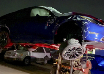Tesla Model Y 遇高速追撞連滾好幾圈還撞分隔島，車主隔天就能發影片說好險