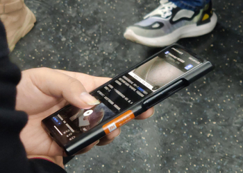 疑似小米 12 工程機被捕獲，地點依舊是熟悉的地鐵車廂