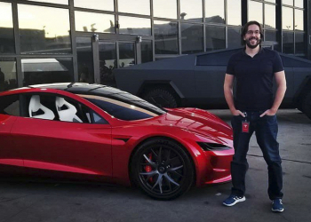 滿滿肅殺氣息！傳說中的霧黑款 Cybertruck 在前工程師合照中現身