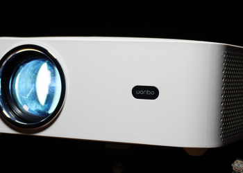 Wanbo 萬播智慧微型投影機 X1 開箱｜同價位性價比之最！支援手機無線投影、四點梯形校正、內建 Android 9.0 系統