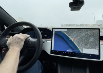 回不去 Yoke 了！特斯拉 Model S 車主成功把方向盤「改回」Model 3 版本