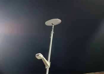 Tesla 超充站開始「長出」Starlink 天線了