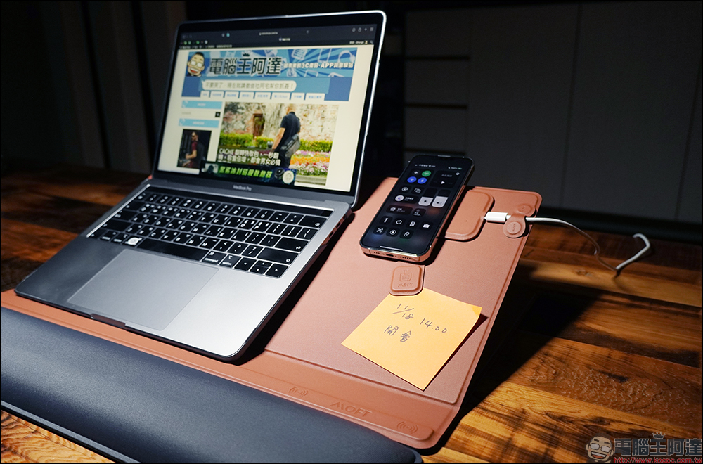 MOFT 4-in-1 立架桌墊開箱｜收納、支架、充電一片搞定！打造俐落、專業工作環境 - 電腦王阿達