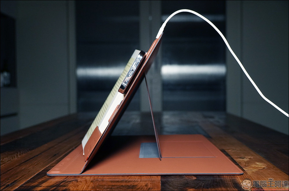 MOFT 4-in-1 立架桌墊開箱｜收納、支架、充電一片搞定！打造俐落、專業工作環境 - 電腦王阿達