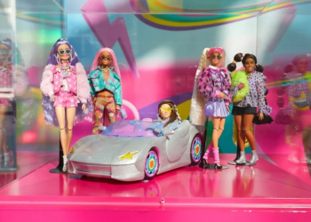 聚集女孩童年夢想於一身，Mattel 於洛杉磯車展中展示了以芭比風格來改裝的雙門電動跑車 - 電腦王阿達