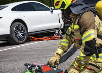 這個「最頂的」新式電動車專用消防器，能將水直噴進電池包更有效降溫（也更不浪費水）