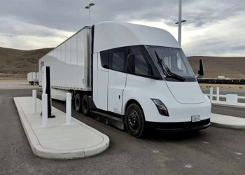 想開箱 Tesla Semi 真不簡單，百事終於取得電動卡車 Megacharger 充電站安裝許可
