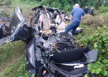 國外 Tesla Model S 發生超嚴重事故，車頭解體但人只受到輕微的刮傷 - 電腦王阿達